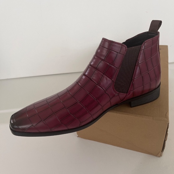 NIB Men Ankle in Deep Burgundy with Crocodile Pattern dress Shoe  CN 44 ( 10.5 )
